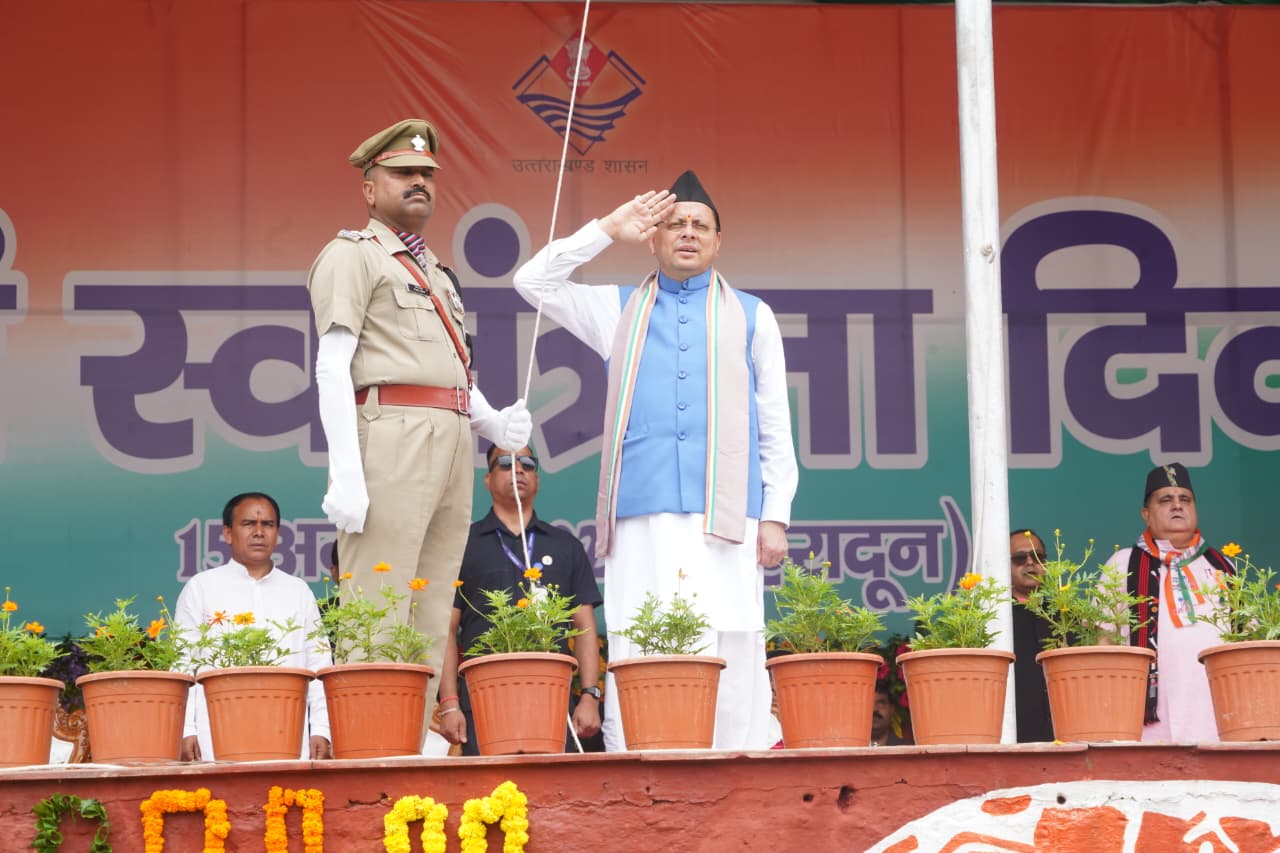 स्वतंत्रता दिवस पर मुख्यमंत्री श्री पुष्कर सिंह धामी ने परेड ग्राउंड में किया ध्वजारोहण*