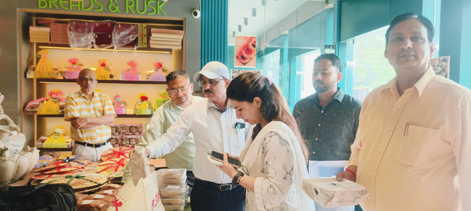 मा0 मुख्यमंत्री के निर्देशों के अनुपालन में शहर के प्रतिष्ठित प्रतिष्ठानों सहित मिठाई एवं डेयरी दुकानों पर जिला प्र्रशासन की ताबड़तोड़ छापेमारी, खाद्य पदार्थों के लिए गए सैंपल*