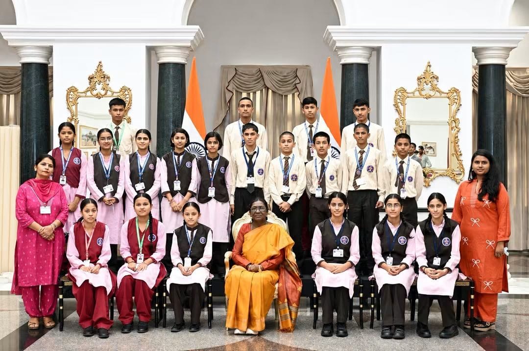 एकलव्य विद्यालयों के विद्यार्थियों ने किया राष्ट्रपति भवन का भ्रमण, ऐतिहासिक एवं शैक्षणिक स्थलों का भी लिया अनुभव*