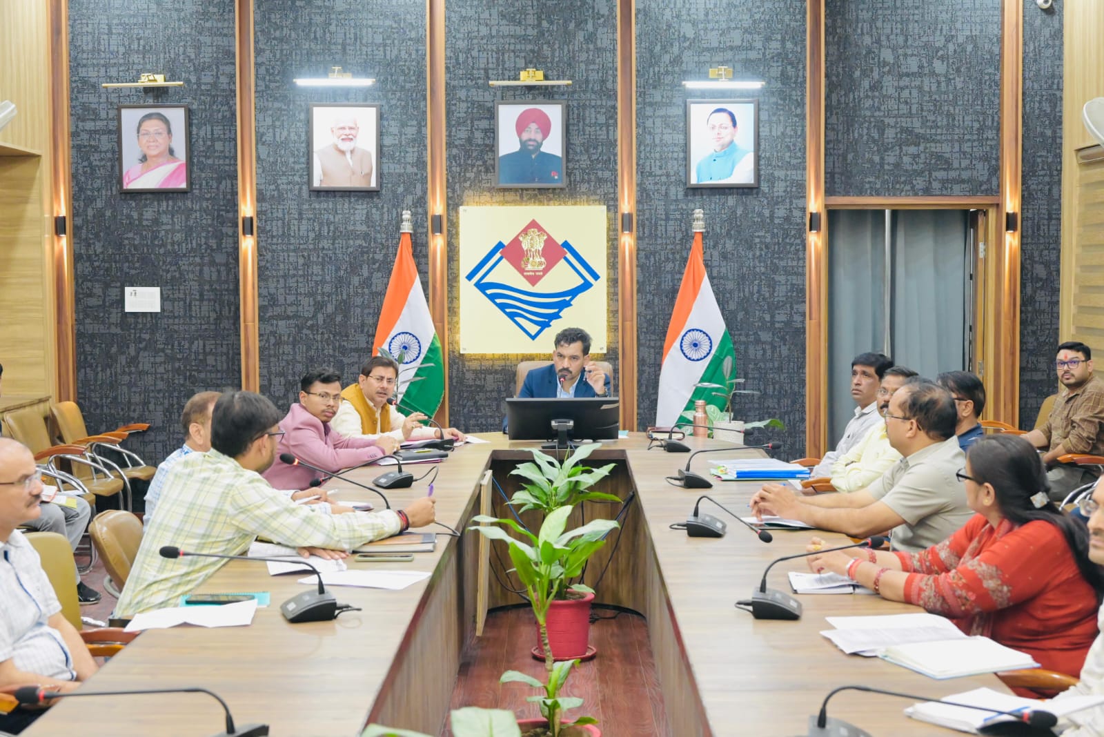 मोहकमपुर–आशारोड़ी एलिवेटेड रोड प्रकरण: जिला प्रशासन ने धरना दे रहे प्रभावितों एवं एनएचएआई के प्रतिनिधियों से की वार्ता*